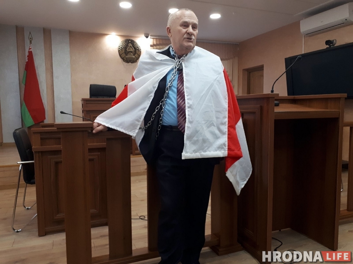 Суд у Гродне: У знак пратэсту актывіст  прыкаваў сябе ланцугом. Прыйшлося выклікаць МНС, хуткую і АМАП