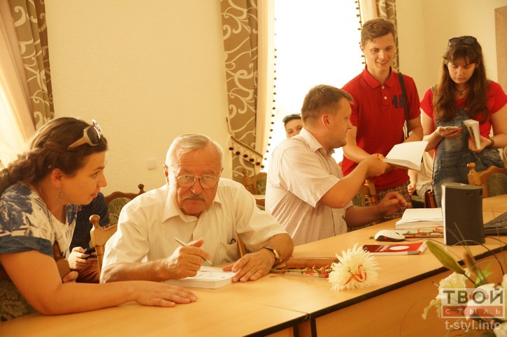 “Всех гродненских детей принёс аист, а его - орёл". 10 фактов о Викторе Саяпине от Алеся Гостева