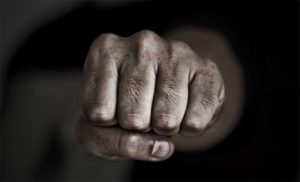 Гродзенец зрабіў рамонт у трэнажорнай зале і сцвярджае, што за гэта яму зламалі нос