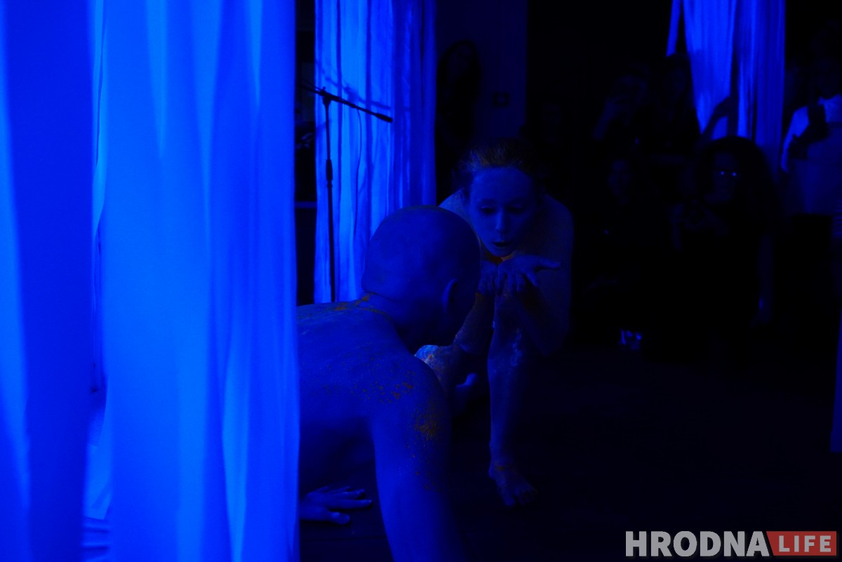 “У цемры яны будуць свяціцца”. Глядзіце, як мастачкі малююць на людзях “У цемры яны будуць свяціцца”. Глядзіце, як мастачкі малююць на людзях