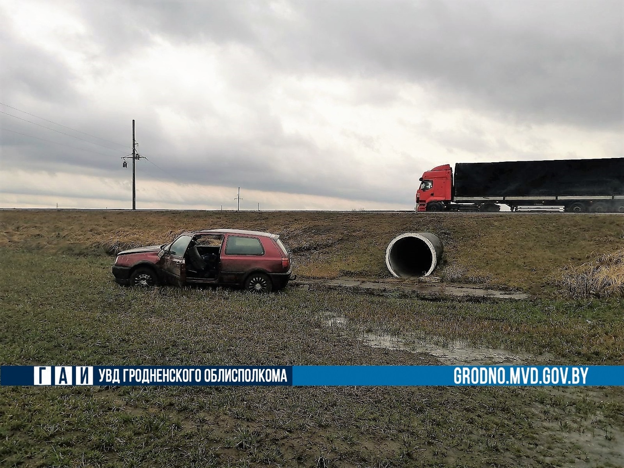 Пад Шчучынам дзве машыны з'ехалі ў кювет. Іх проста здзьмула ветрам Пад Шчучынам дзве машыны з'ехалі ў кювет. Іх проста здзьмула ветрам