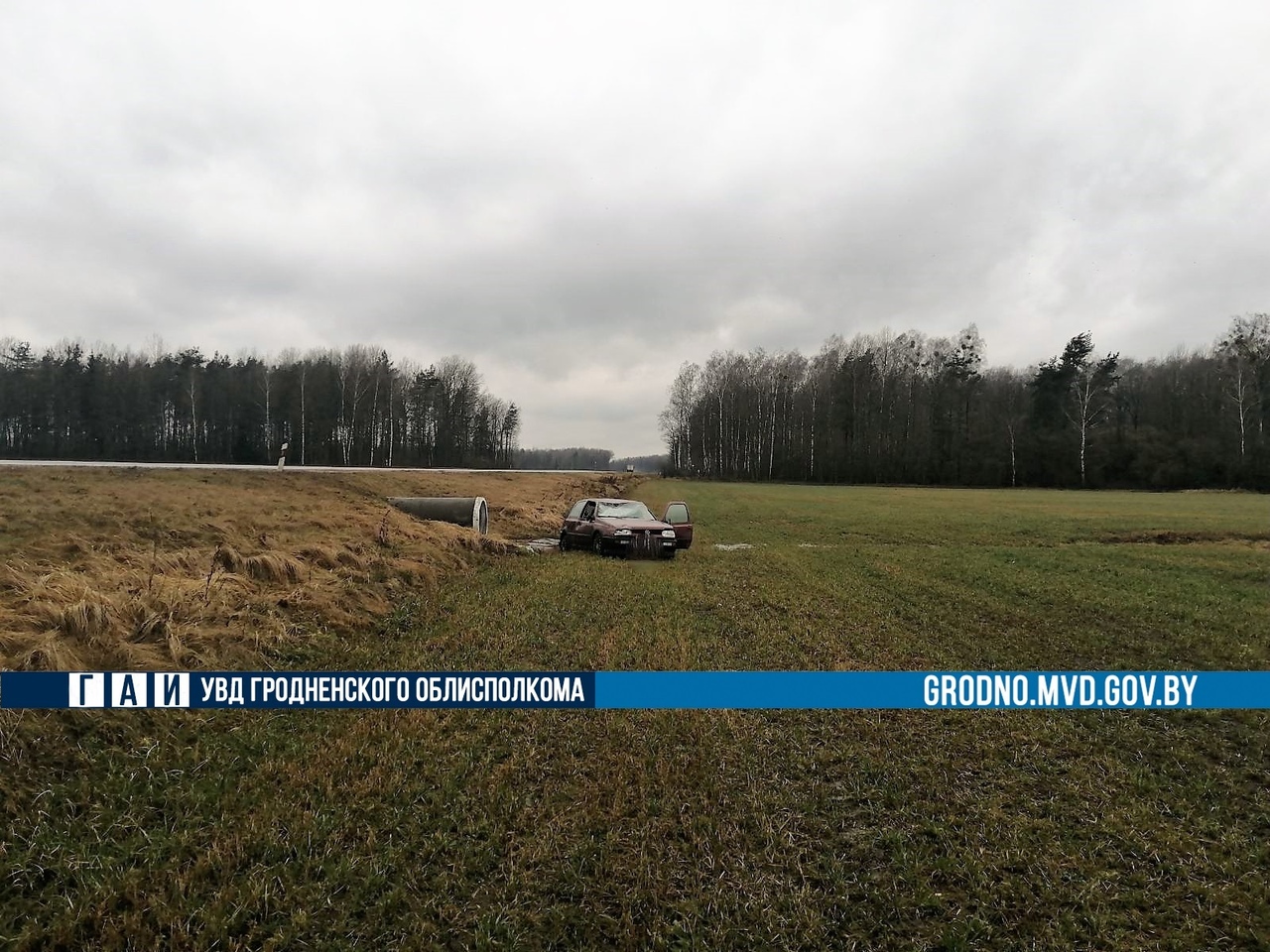 Пад Шчучынам дзве машыны з'ехалі ў кювет. Іх проста здзьмула ветрам Пад Шчучынам дзве машыны з'ехалі ў кювет. Іх проста здзьмула ветрам