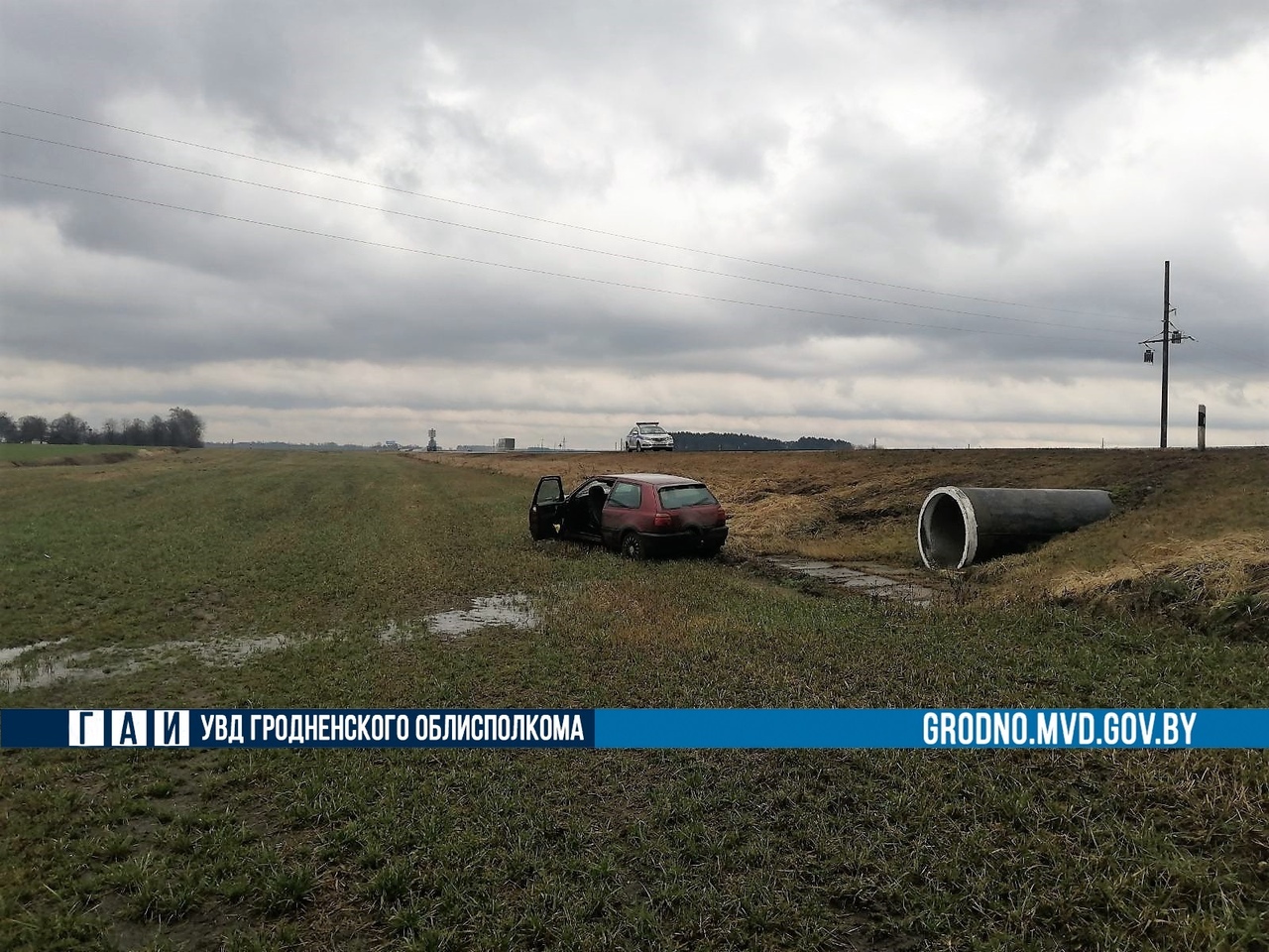 Пад Шчучынам дзве машыны з'ехалі ў кювет. Іх проста здзьмула ветрам Пад Шчучынам дзве машыны з'ехалі ў кювет. Іх проста здзьмула ветрам