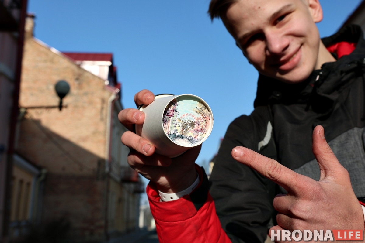 На донцы: гродзенец малюе славутасці горада на кубачках з-пад кавы