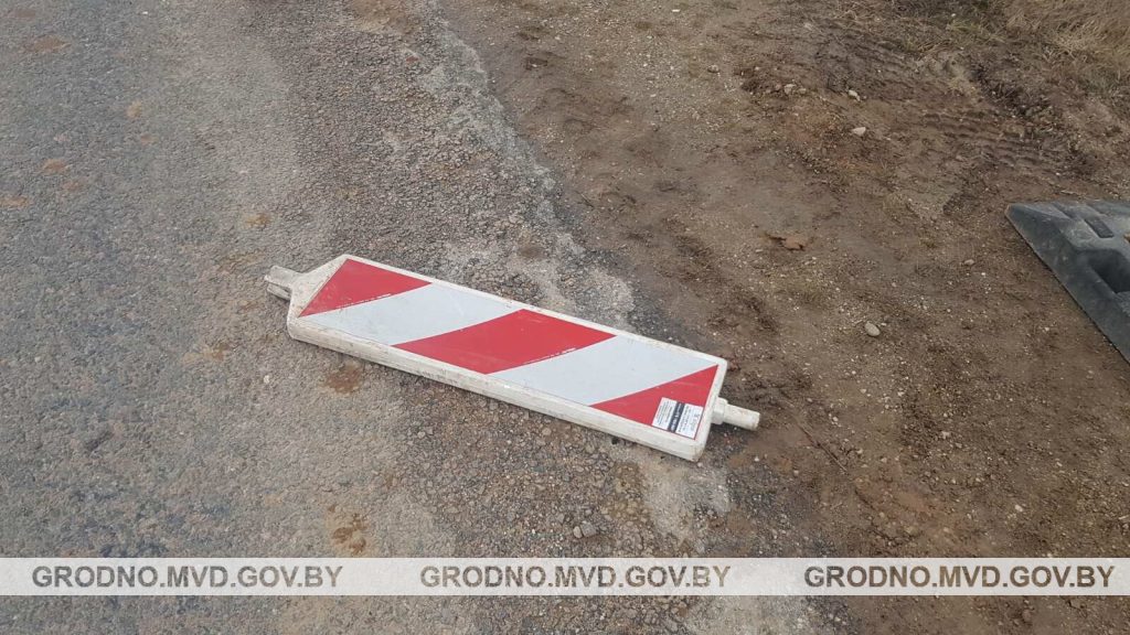 П'яны мужчына выйшаў на дарогу і кінуў знак у машыну