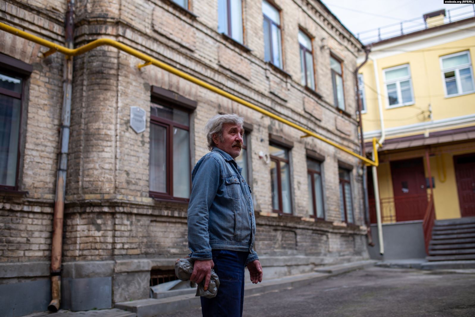 Кухня, вітальня і «ванна» ў адным пакоі. Як у цэнтры Гродна жывуць у кватэрах без прыбіральні