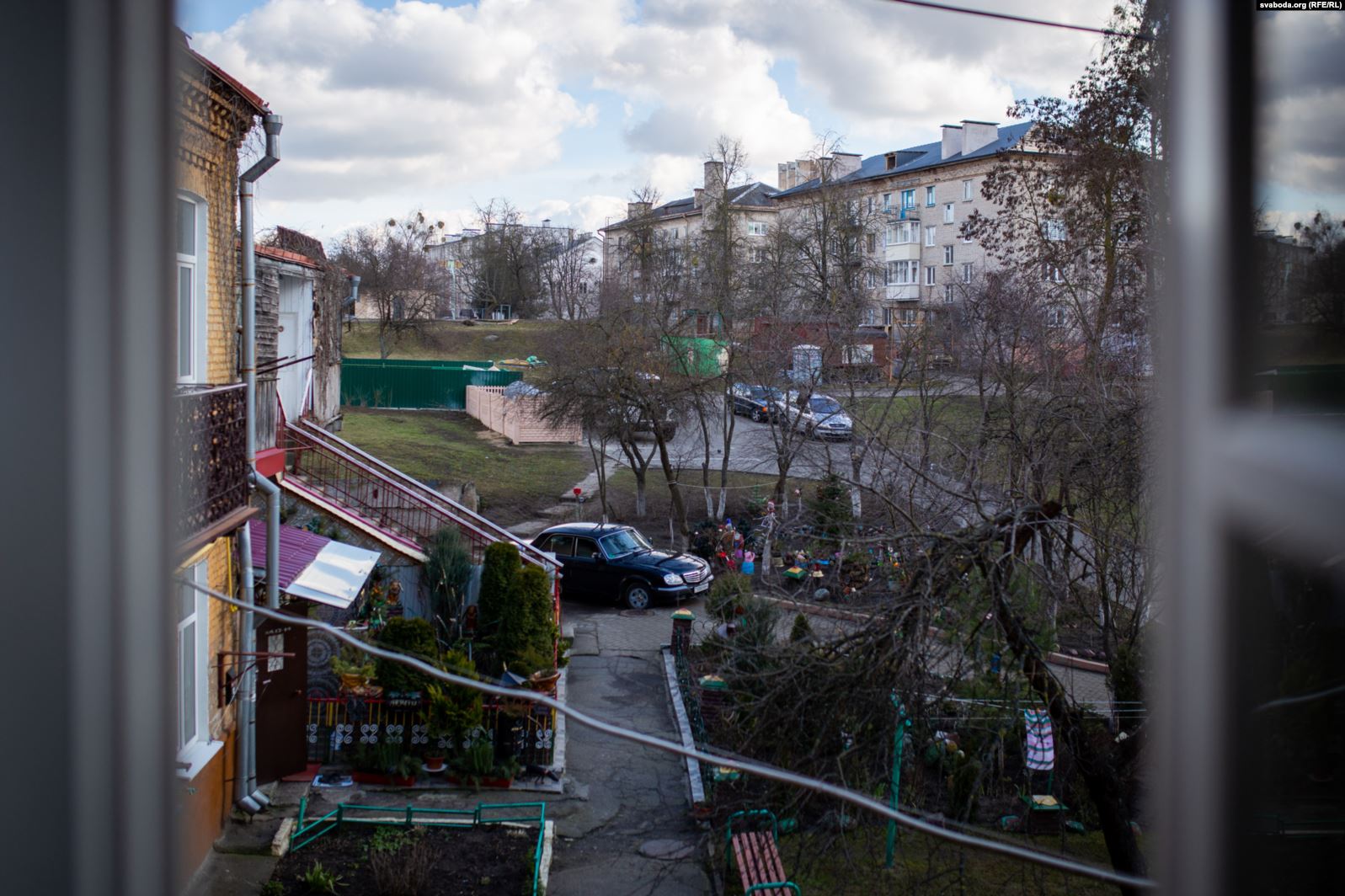 Кухня, вітальня і «ванна» ў адным пакоі. Як у цэнтры Гродна жывуць у кватэрах без прыбіральні
