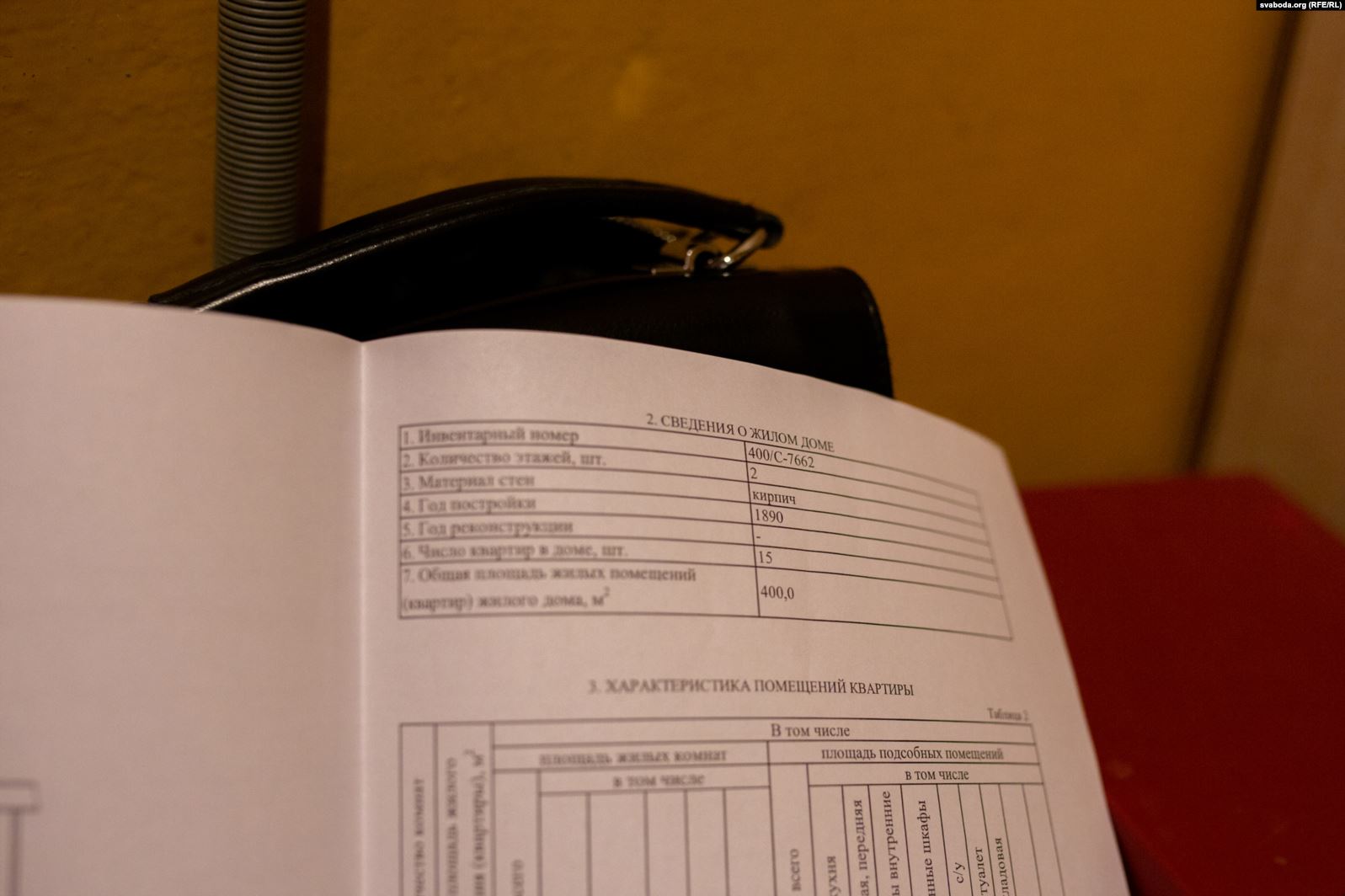 Кухня, вітальня і «ванна» ў адным пакоі. Як у цэнтры Гродна жывуць у кватэрах без прыбіральні