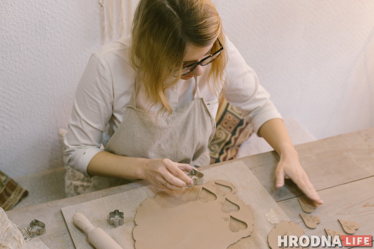 «Променяла белый халат на грязь». Гродненка ушла из медицины, чтобы лепить глиняную посуду