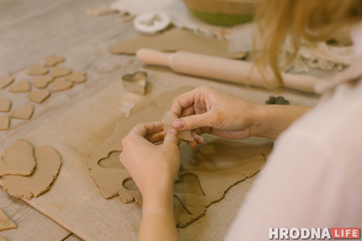 «Променяла белый халат на грязь». Гродненка ушла из медицины, чтобы лепить глиняную посуду