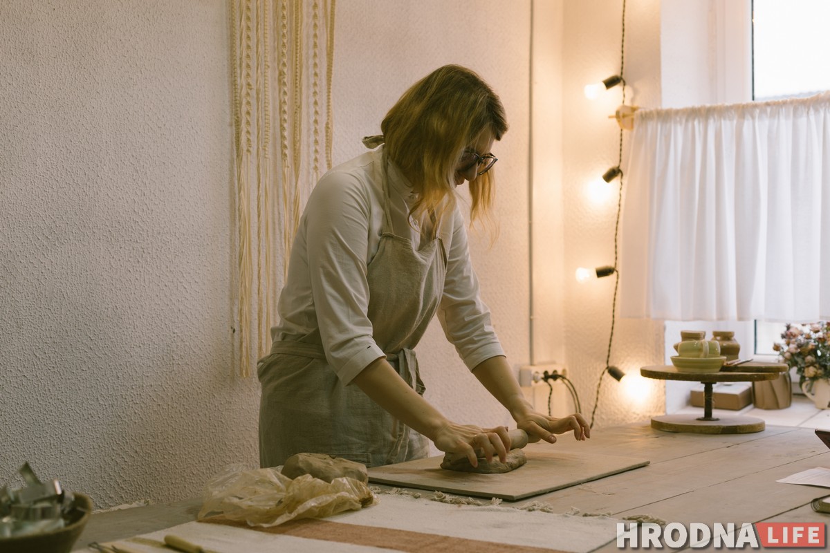 «Променяла белый халат на грязь». Гродненка ушла из медицины, чтобы лепить глиняную посуду