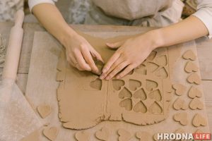 «Прамяняла белы халат на бруд». Гродзененка сышла з медыцыны, каб ляпіць гліняны посуд