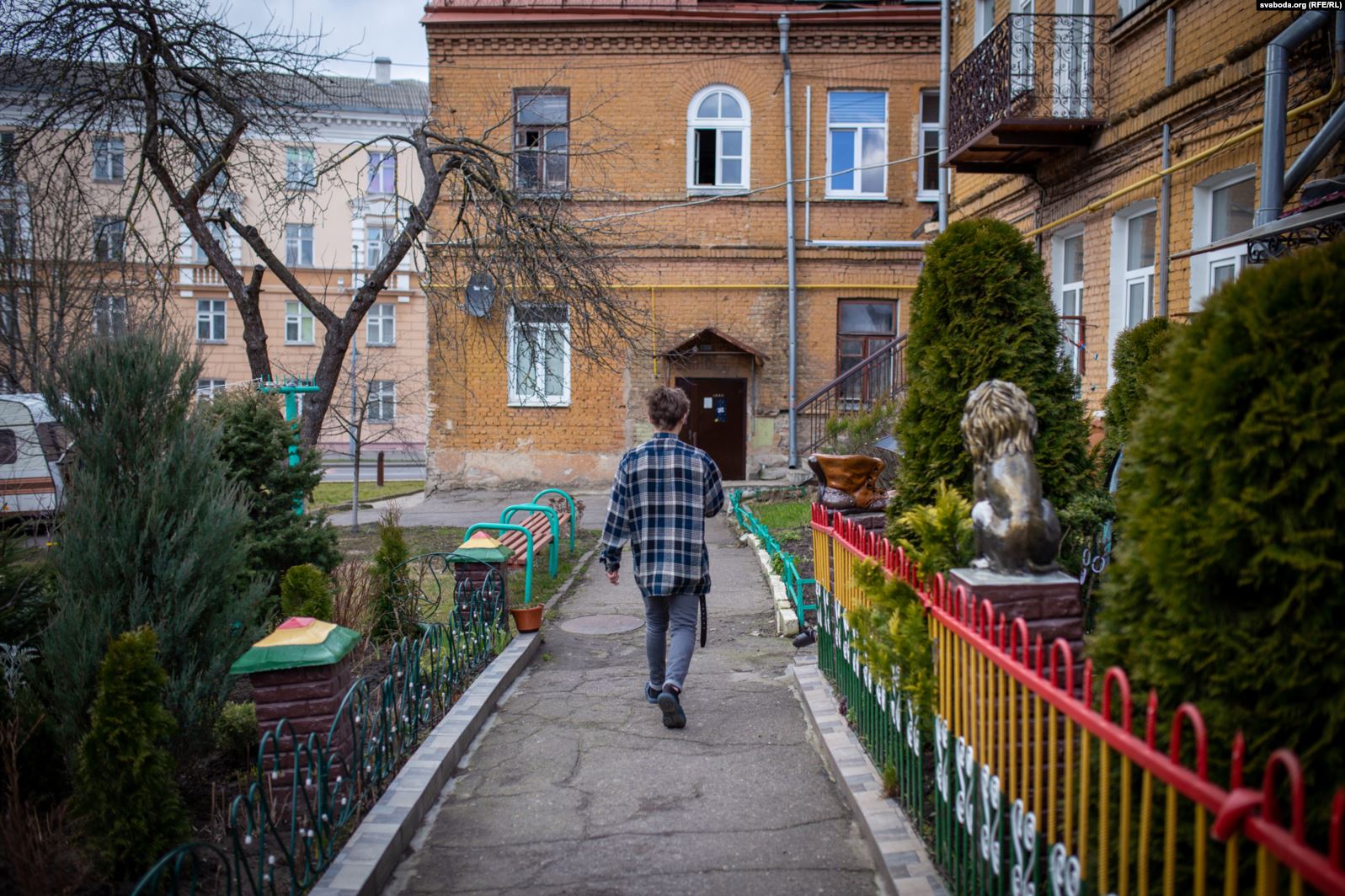 Кухня, вітальня і «ванна» ў адным пакоі. Як у цэнтры Гродна жывуць у кватэрах без прыбіральні