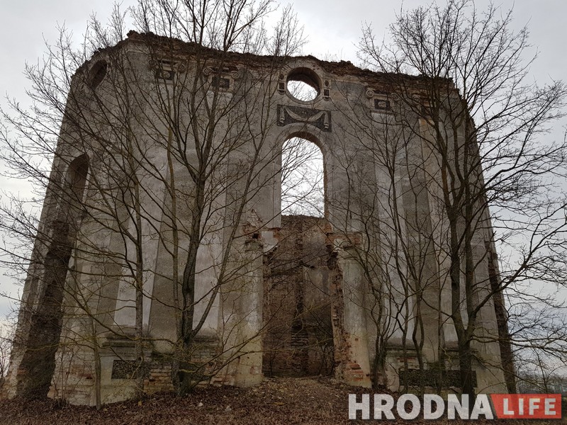 “Магла б упрыгожыць Парыж”. Пад Гродна руйнуецца 300-гадовая капліца Ябланоўскіх 