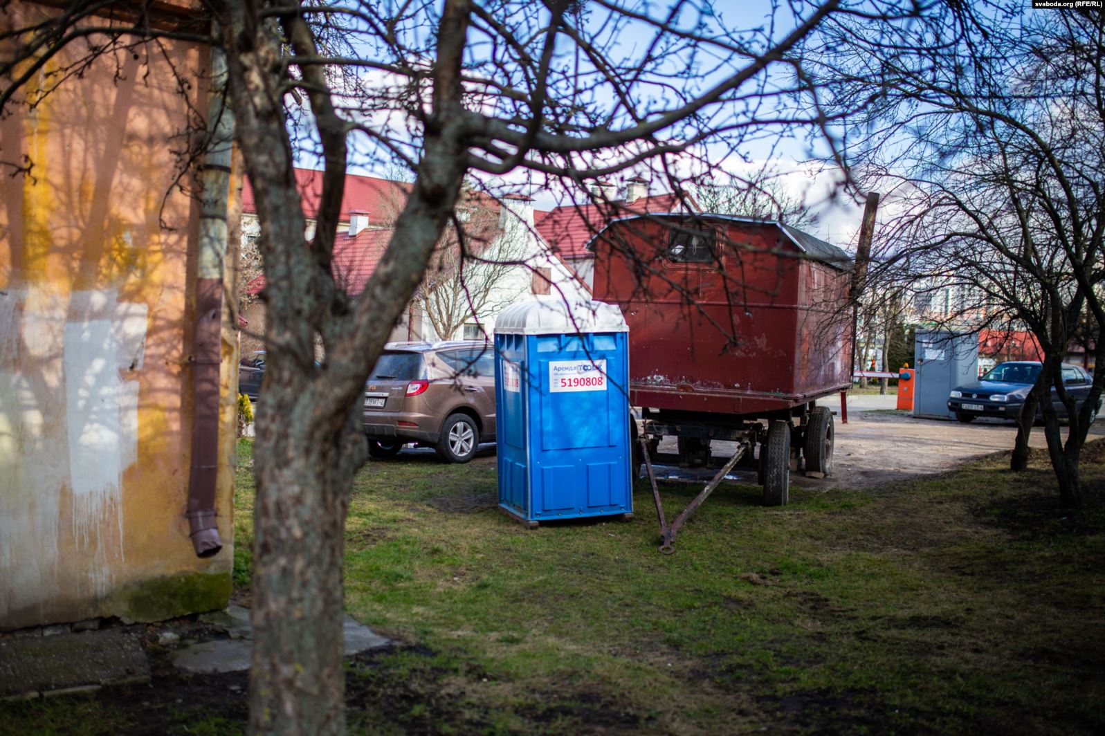 Кухня, вітальня і «ванна» ў адным пакоі. Як у цэнтры Гродна жывуць у кватэрах без прыбіральні