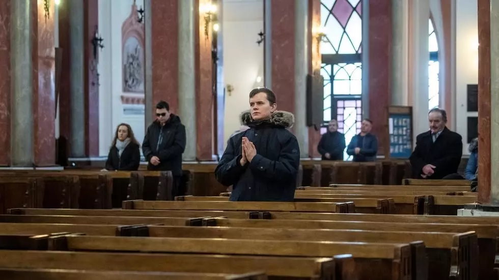 Больш за 5 не збірацца: як каранавірус змяніў жыццё беларусаў у розных краінах