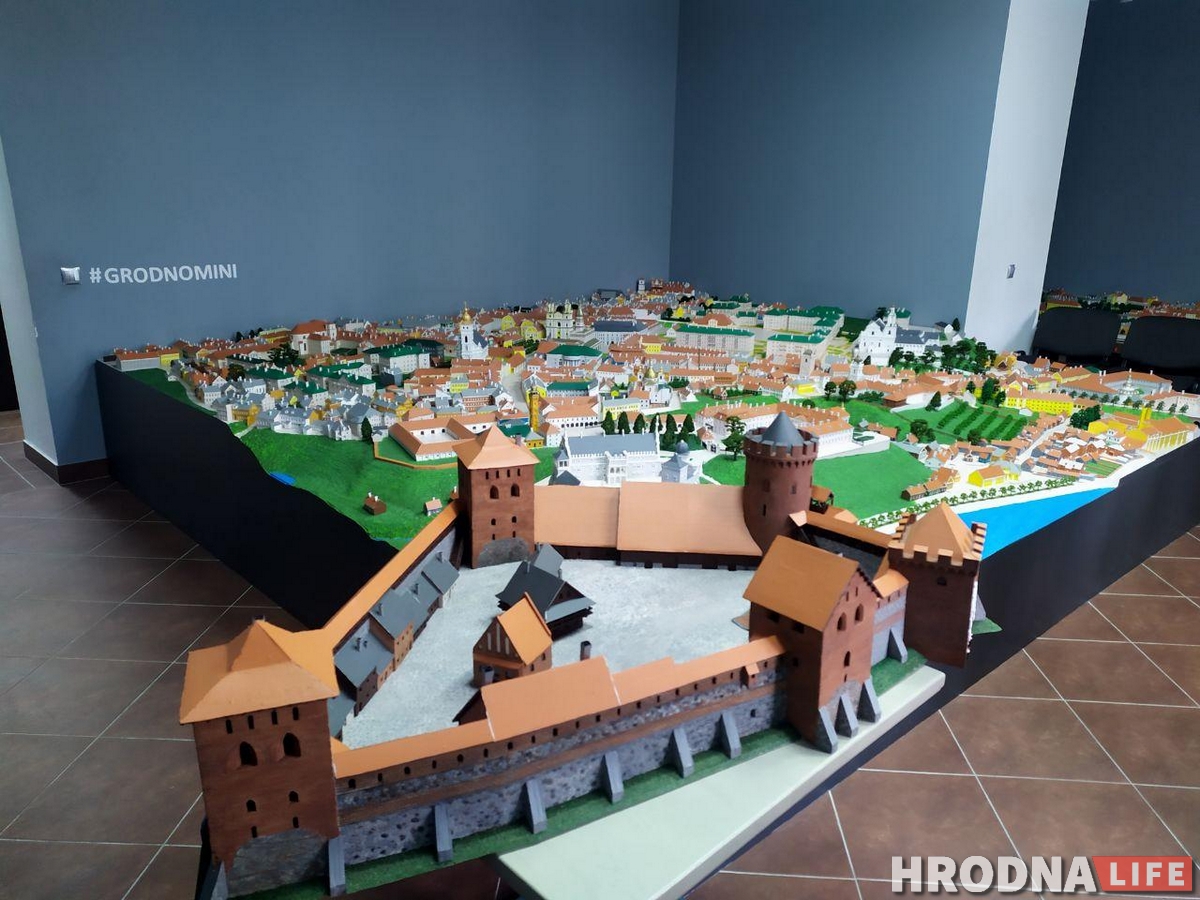 Каким был замок Витовта? Игорь Лапехо начал цикл лекций о гродненском Старом замке