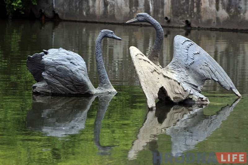 Бронзовый лебедь в Городничанке снова "нырнул". Может, пора сменить место?