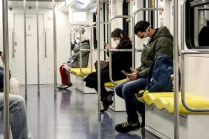 Больш за 5 не збірацца: як каранавірус змяніў жыццё беларусаў у розных краінах