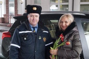 Гродзенскія мытнікі дарылі кветкі жанчынам на мяжы