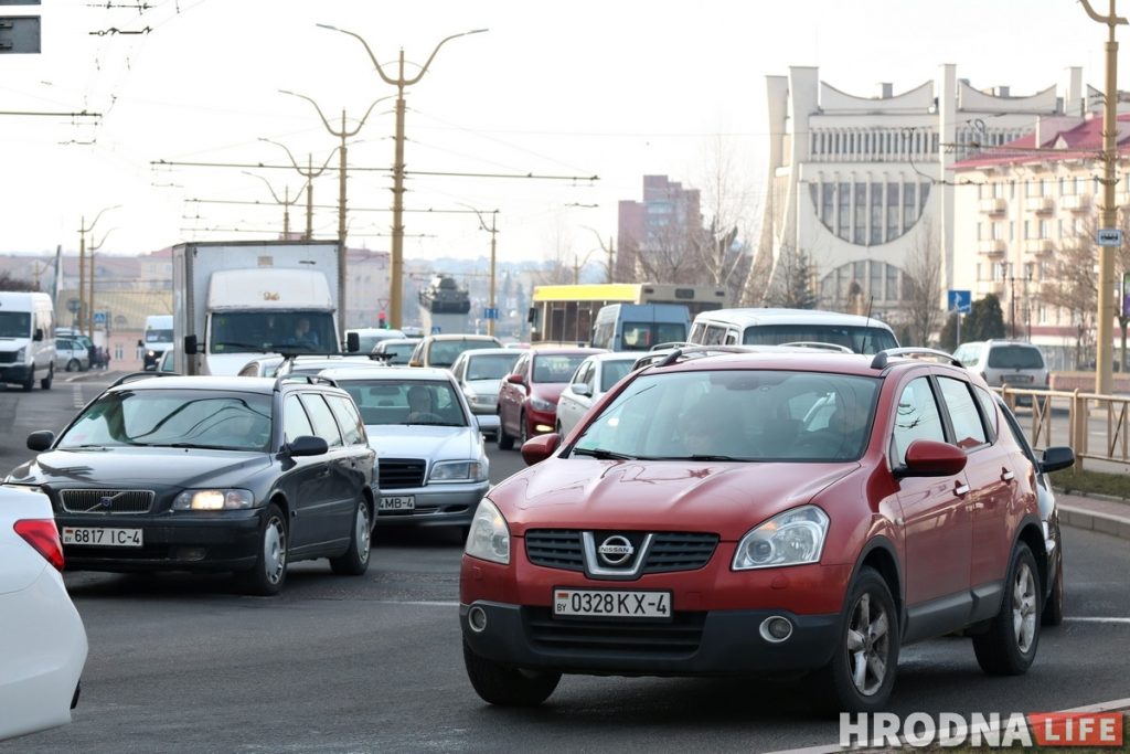 Заторы ў горадзе Гродна здараюцца часта - і тады транспарт стаіць і ледзь рухаецца.