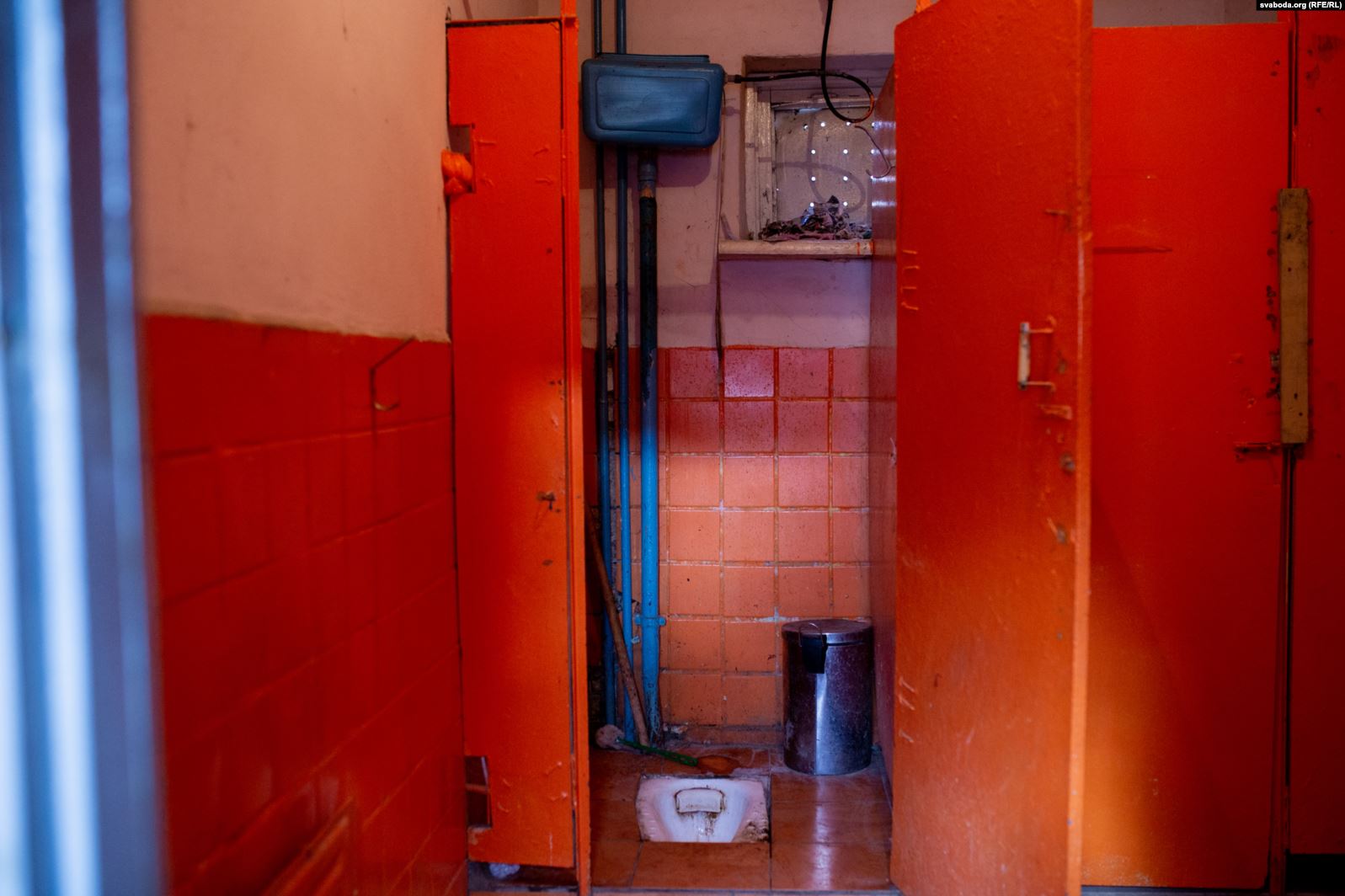 Кухня, вітальня і «ванна» ў адным пакоі. Як у цэнтры Гродна жывуць у кватэрах без прыбіральні