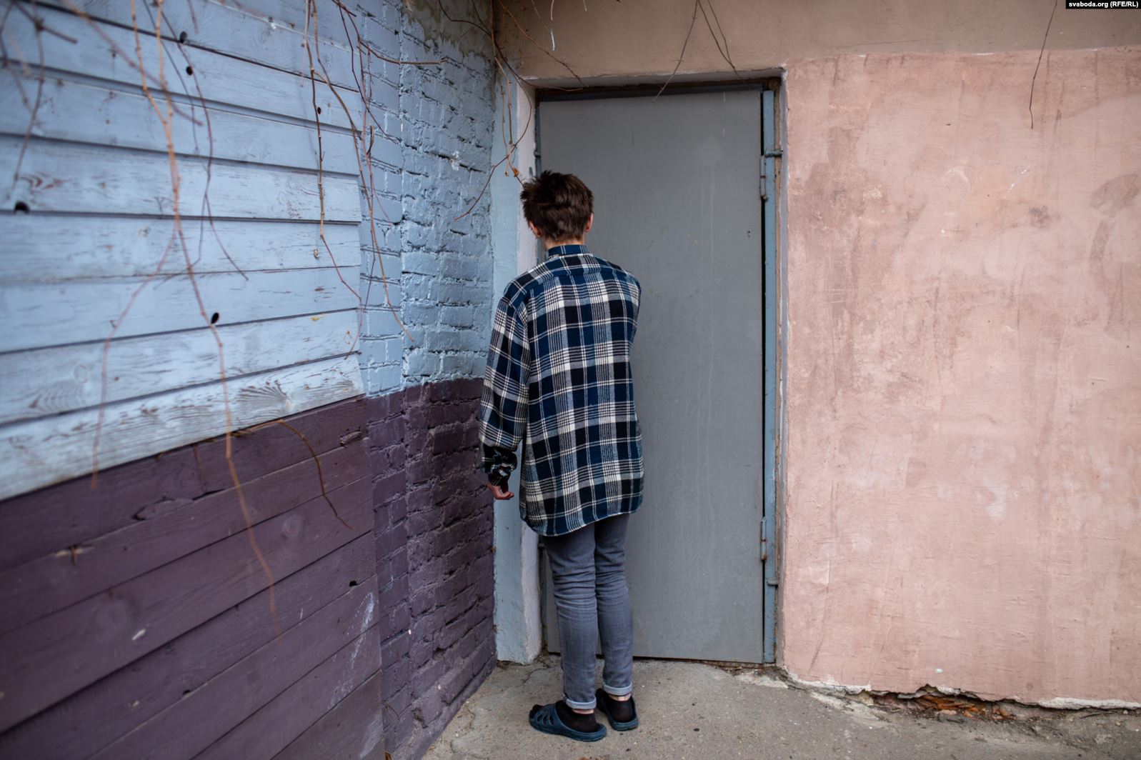 Кухня, вітальня і «ванна» ў адным пакоі. Як у цэнтры Гродна жывуць у кватэрах без прыбіральні