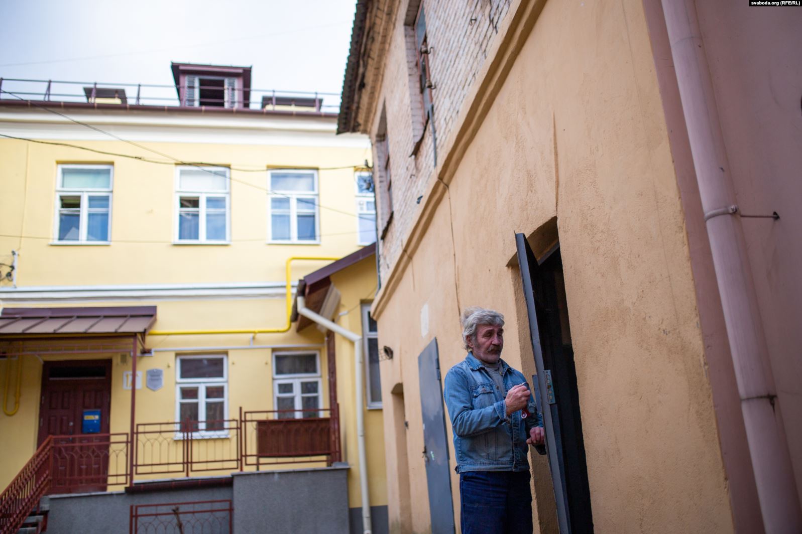 Кухня, вітальня і «ванна» ў адным пакоі. Як у цэнтры Гродна жывуць у кватэрах без прыбіральні