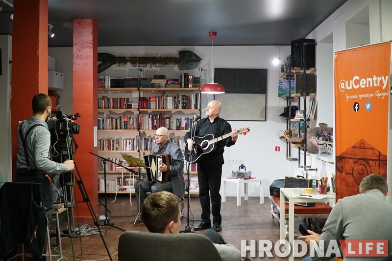 У Гародні дождж (зачеркнуто) коронавірус. Виктор Шалкевич дал концерт онлайн