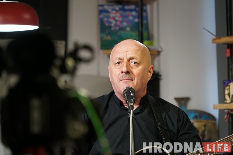 У Гародні дождж (закрэслена) каранавірус. Віктар Шалкевіч даў канцэрт анлайн У Гародні дождж (закрэслена) каранавірус. Віктар Шалкевіч даў канцэрт анлайн