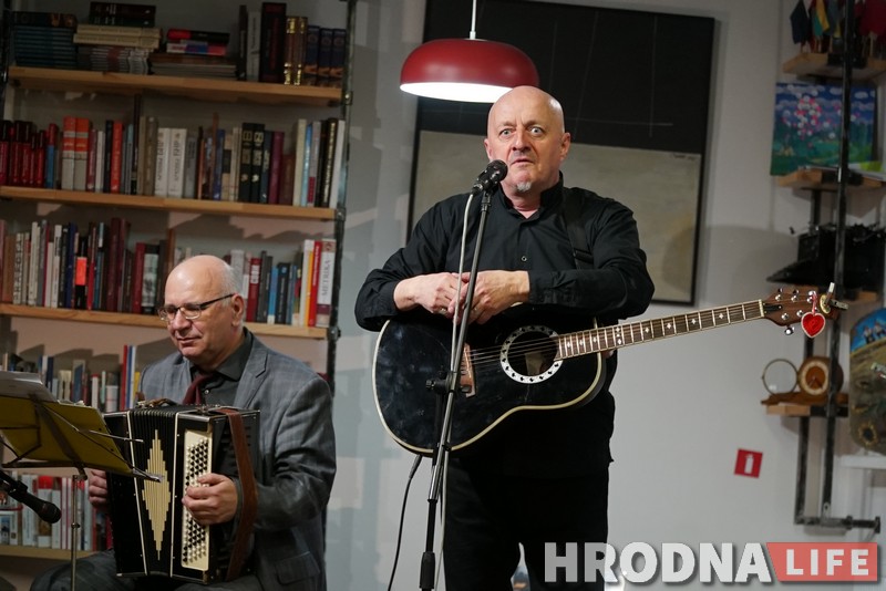 У Гародні дождж (зачеркнуто) коронавірус. Виктор Шалкевич дал концерт онлайн