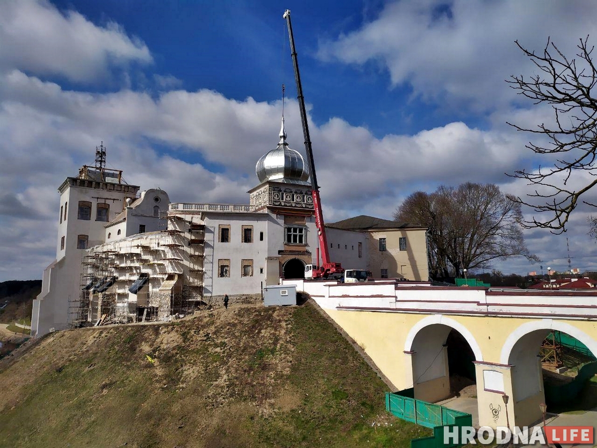 На купол въездной башни Старого замка поставили шпиль