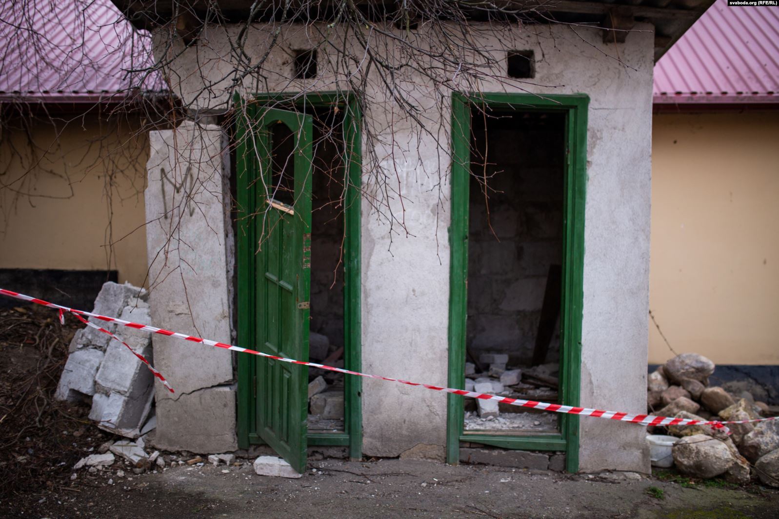 Кухня, вітальня і «ванна» ў адным пакоі. Як у цэнтры Гродна жывуць у кватэрах без прыбіральні