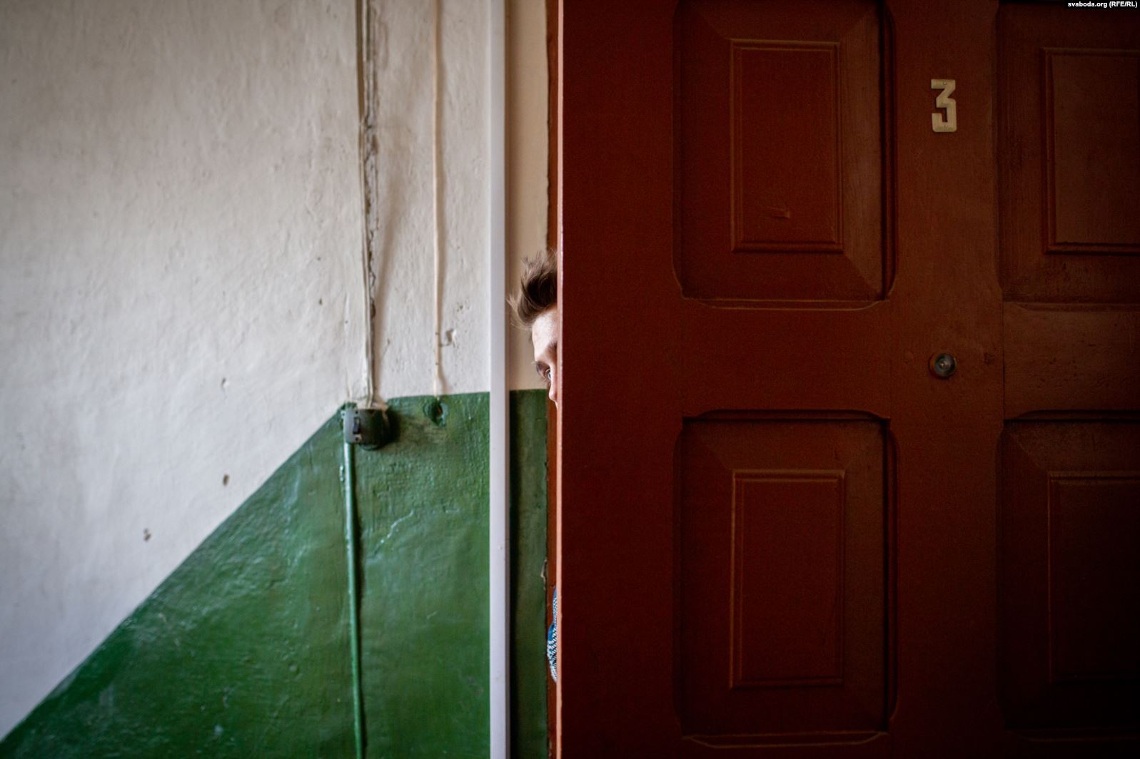 Кухня, вітальня і «ванна» ў адным пакоі. Як у цэнтры Гродна жывуць у кватэрах без прыбіральні