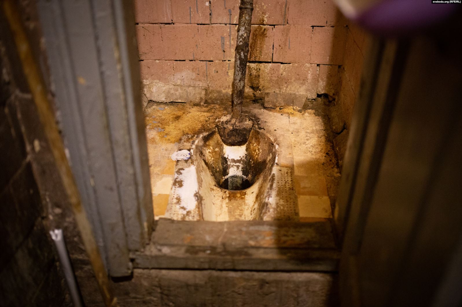 Кухня, вітальня і «ванна» ў адным пакоі. Як у цэнтры Гродна жывуць у кватэрах без прыбіральні