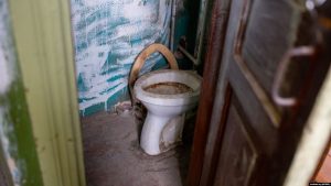 Кухня, вітальня і «ванна» ў адным пакоі. Як у цэнтры Гродна жывуць у кватэрах без прыбіральні