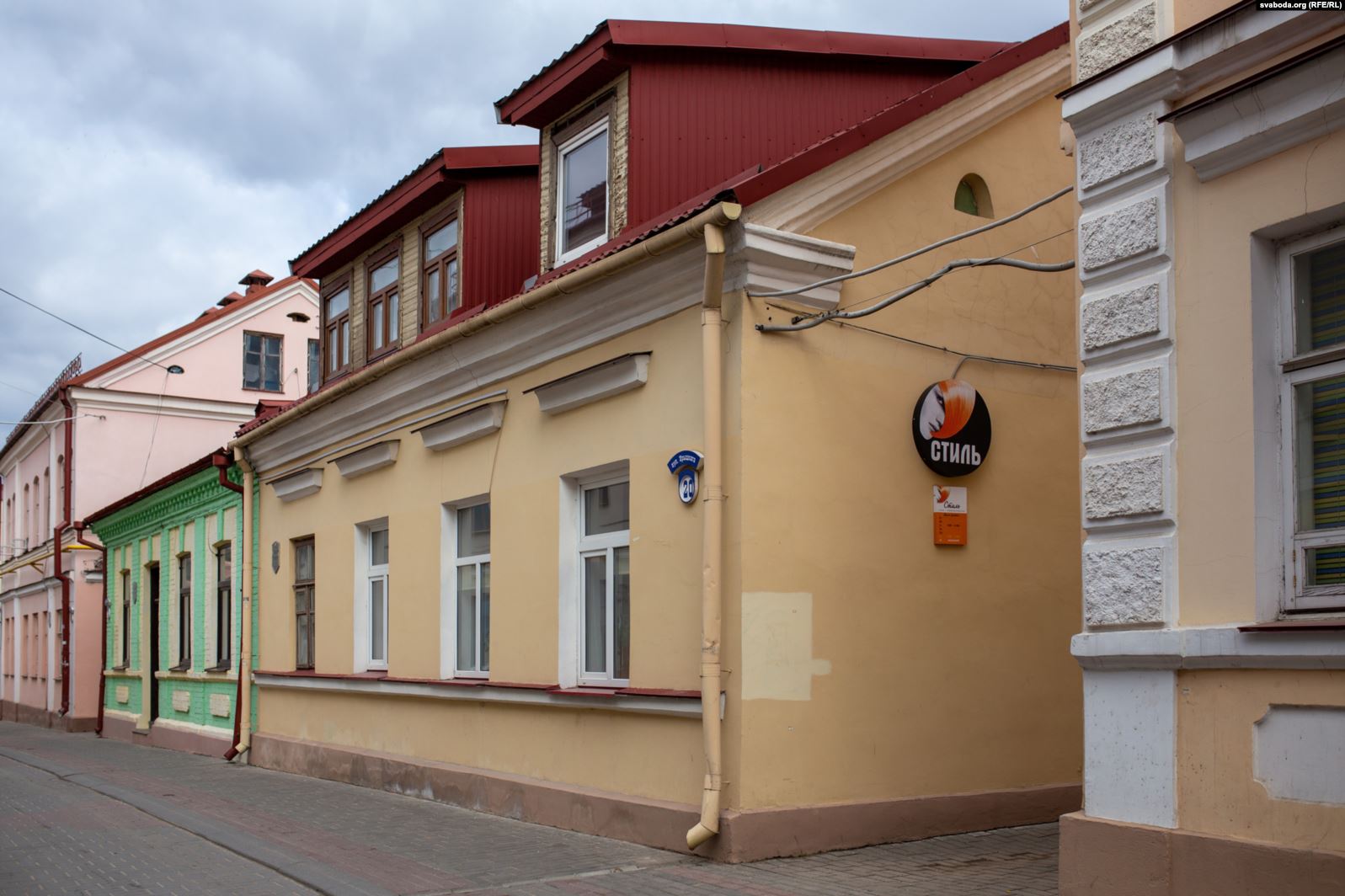 Кухня, вітальня і «ванна» ў адным пакоі. Як у цэнтры Гродна жывуць у кватэрах без прыбіральні