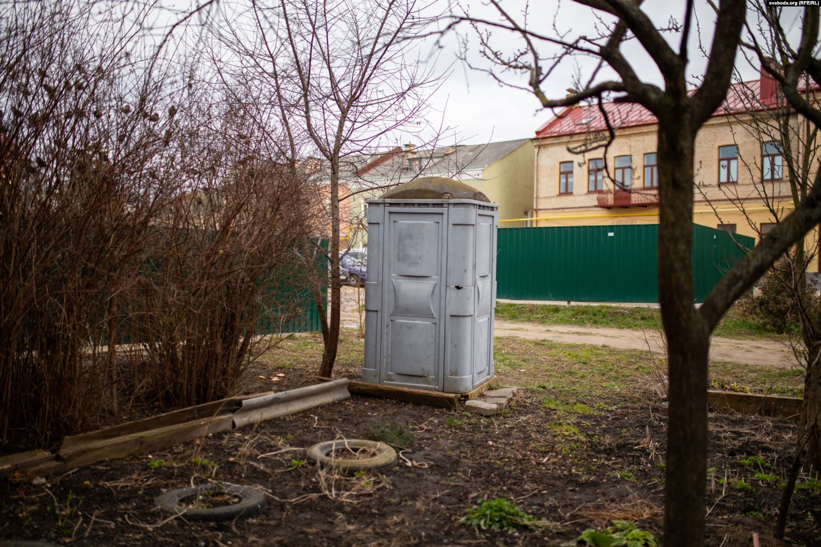 Кухня, вітальня і «ванна» ў адным пакоі. Як у цэнтры Гродна жывуць у кватэрах без прыбіральні