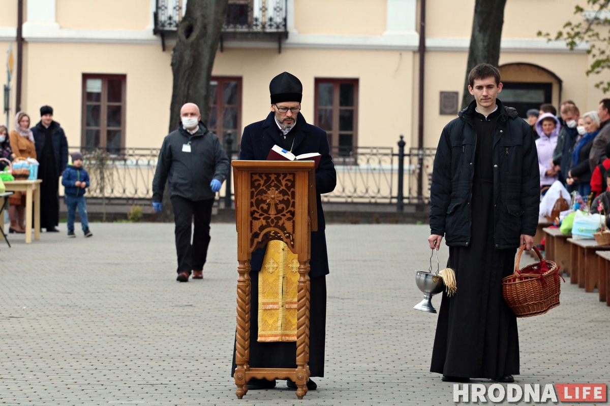 Трымалі дыстанцыю і былі ў масках: як праваслаўныя ў Гродне асвячалі велікодную ежу Трымалі дыстанцыю і былі ў масках: як праваслаўныя ў Гродне асвячалі велікодную ежу