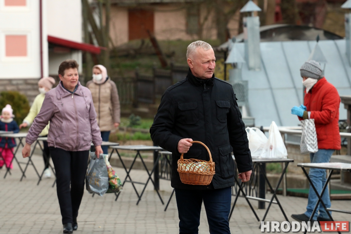Трымалі дыстанцыю і былі ў масках: як праваслаўныя ў Гродне асвячалі велікодную ежу Трымалі дыстанцыю і былі ў масках: як праваслаўныя ў Гродне асвячалі велікодную ежу