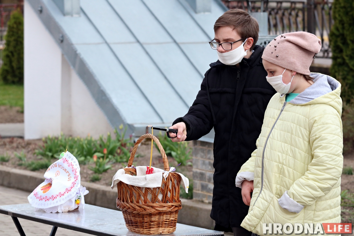Трымалі дыстанцыю і былі ў масках: як праваслаўныя ў Гродне асвячалі велікодную ежу Трымалі дыстанцыю і былі ў масках: як праваслаўныя ў Гродне асвячалі велікодную ежу