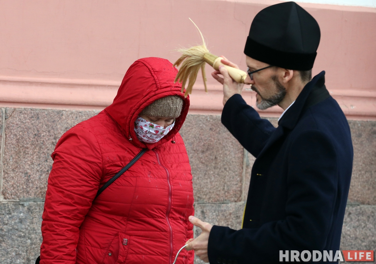 Трымалі дыстанцыю і былі ў масках: як праваслаўныя ў Гродне асвячалі велікодную ежу Трымалі дыстанцыю і былі ў масках: як праваслаўныя ў Гродне асвячалі велікодную ежу