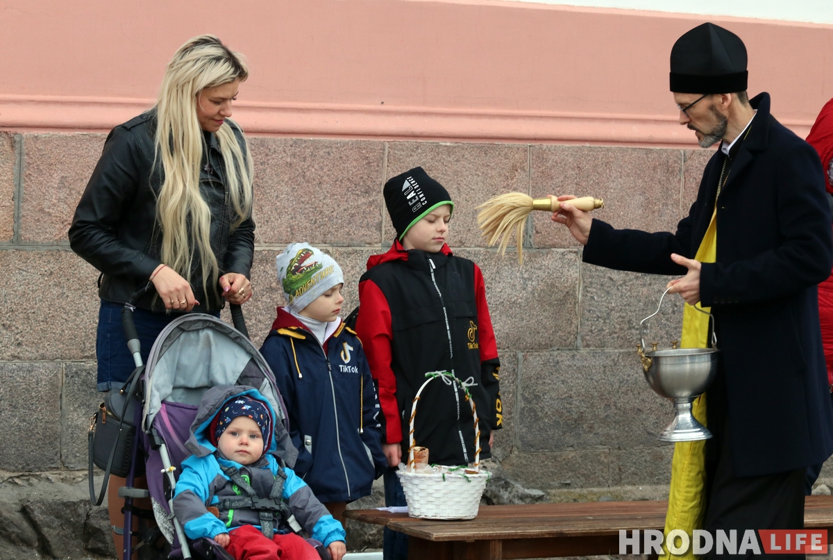 Трымалі дыстанцыю і былі ў масках: як праваслаўныя ў Гродне асвячалі велікодную ежу Трымалі дыстанцыю і былі ў масках: як праваслаўныя ў Гродне асвячалі велікодную ежу