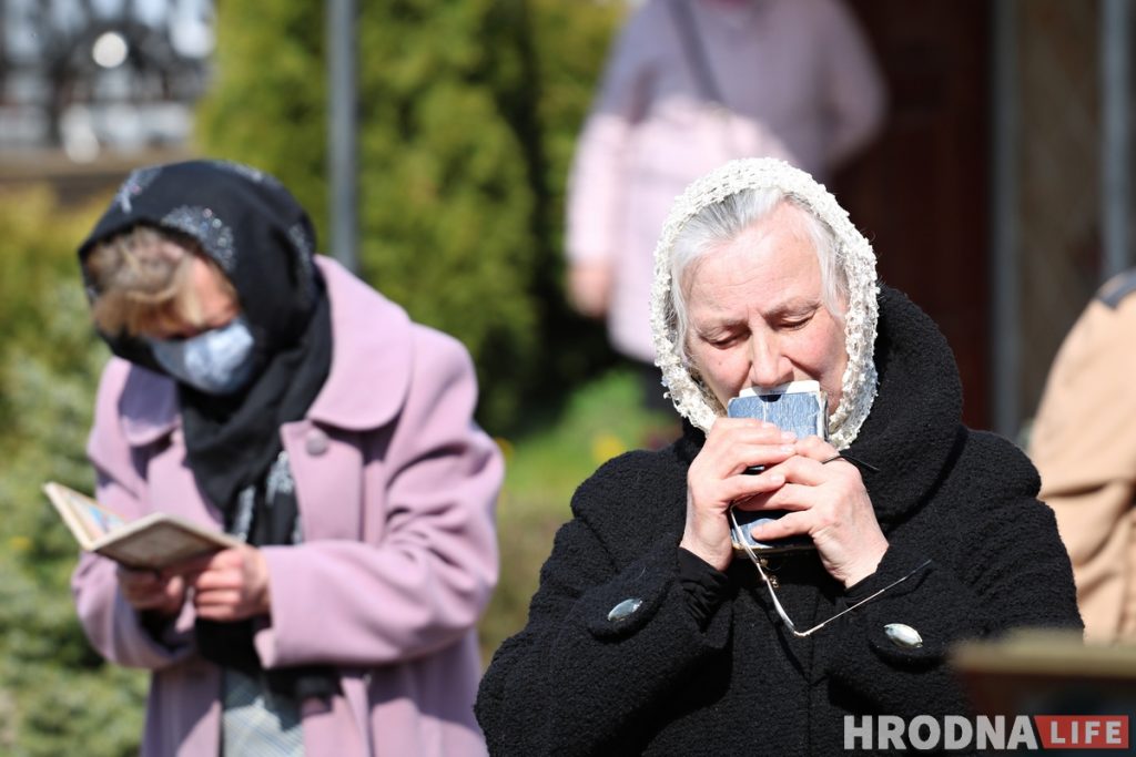 Литургия в Покровском соборе прошла на улице. Священники были в масках