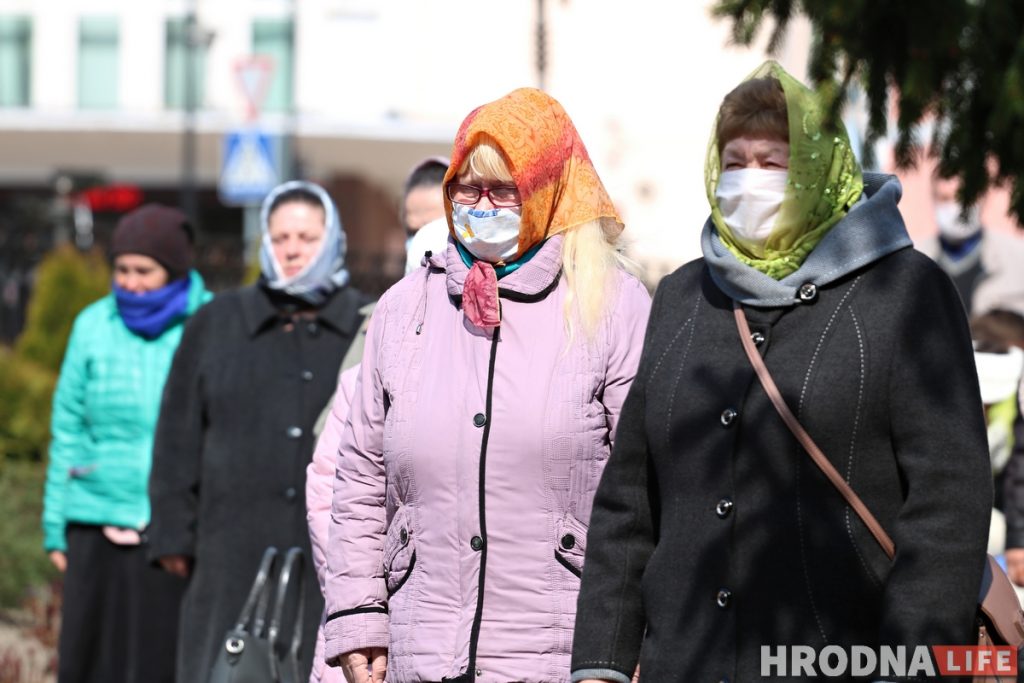 Литургия в Покровском соборе прошла на улице. Священники были в масках
