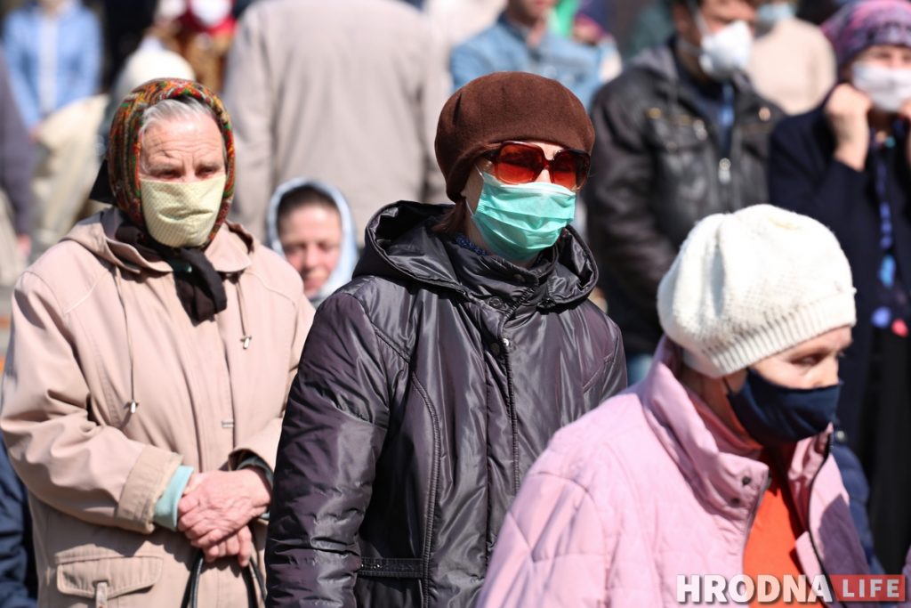 Литургия в Покровском соборе прошла на улице. Священники были в масках
