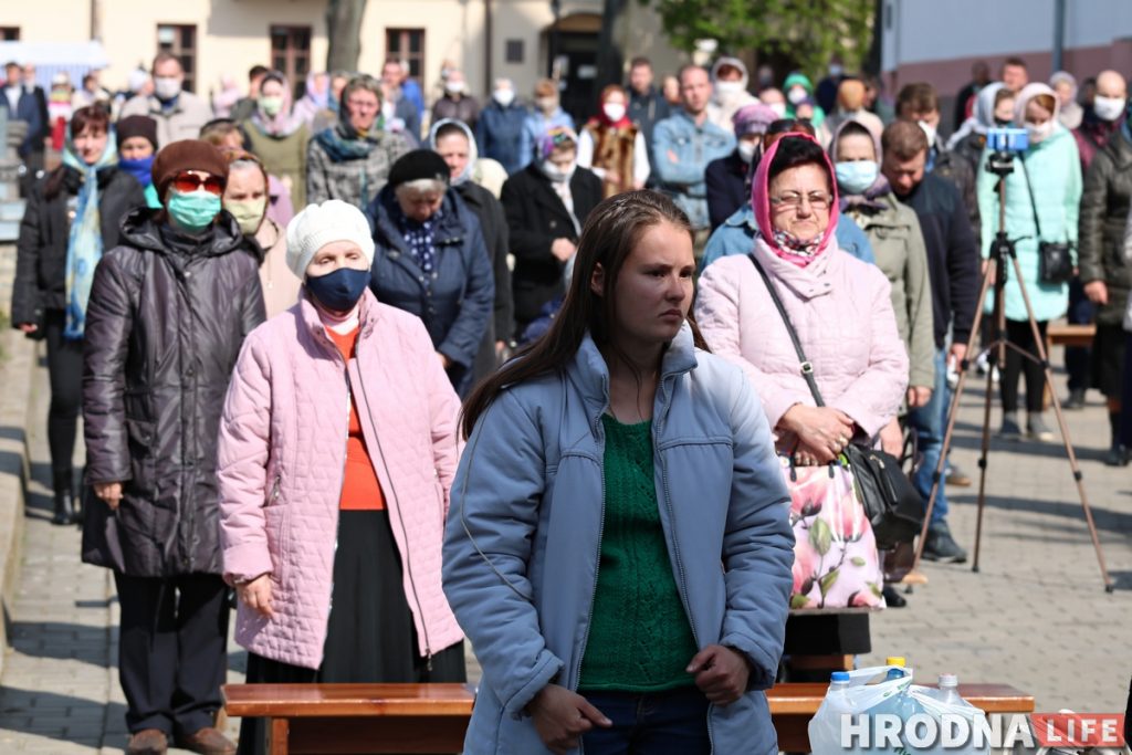 Литургия в Покровском соборе прошла на улице. Священники были в масках