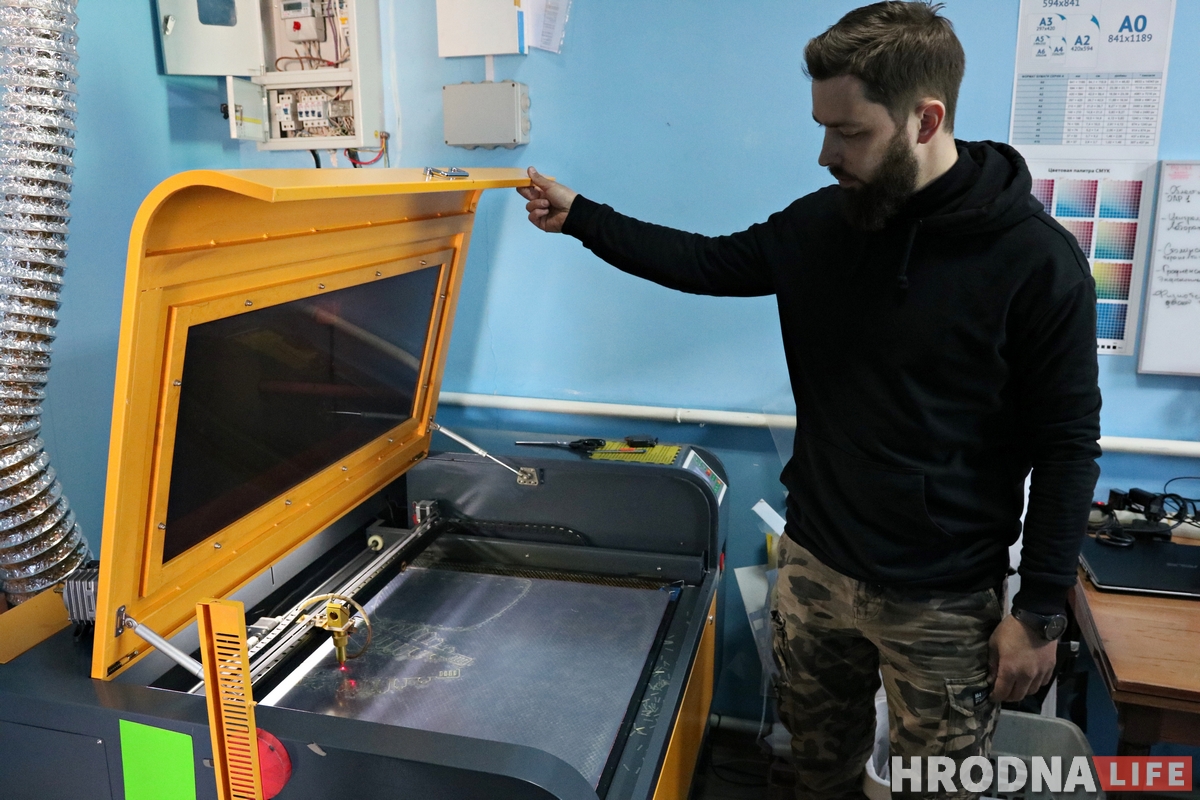 "Урачы на перадавой, нам трэба іх абараніць". Як гродзенцы робяць для медыкаў ахоўныя экраны "Урачы на перадавой, нам трэба іх абараніць". Як гродзенцы робяць для медыкаў ахоўныя экраны