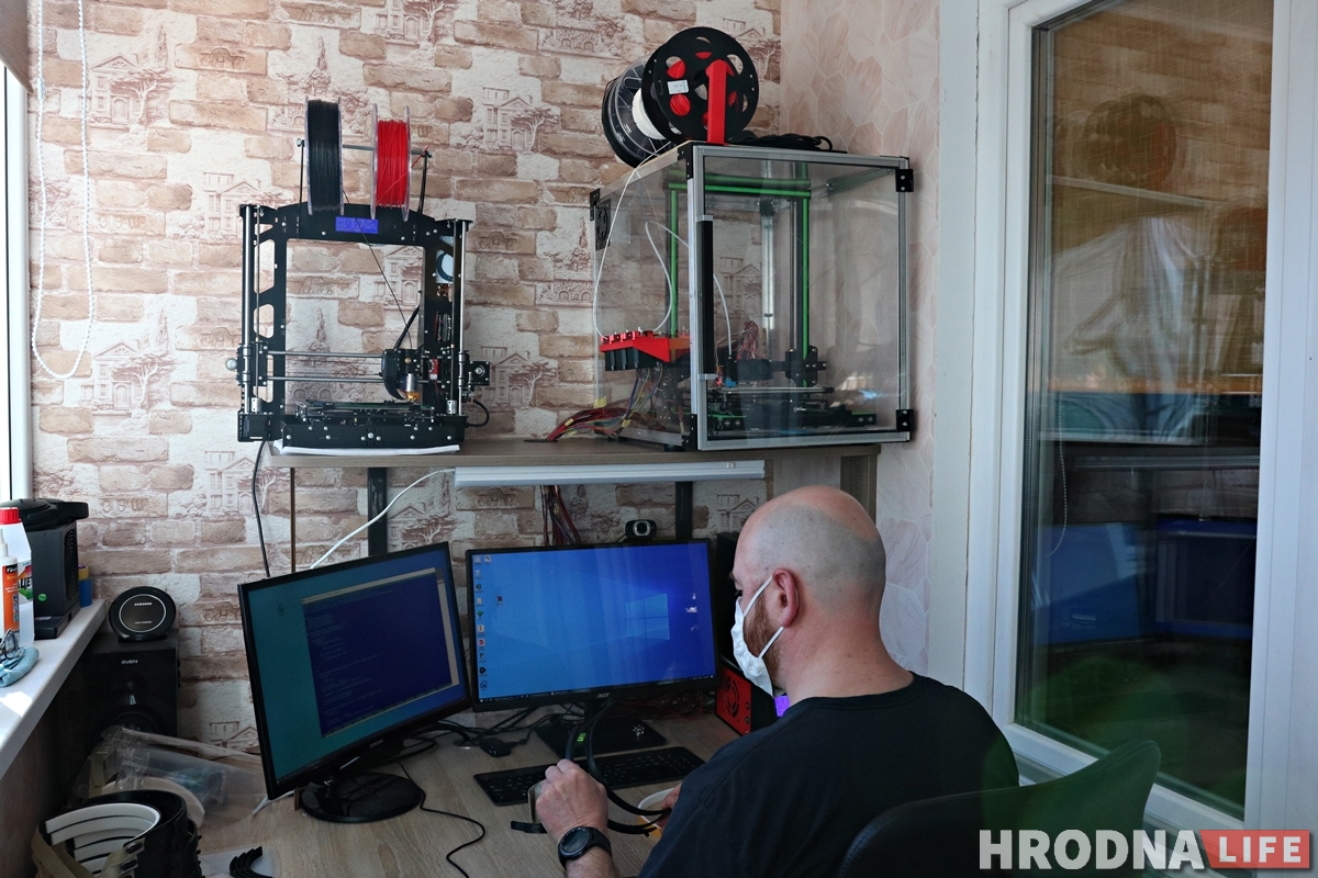 "Урачы на перадавой, нам трэба іх абараніць". Як гродзенцы робяць для медыкаў ахоўныя экраны "Урачы на перадавой, нам трэба іх абараніць". Як гродзенцы робяць для медыкаў ахоўныя экраны