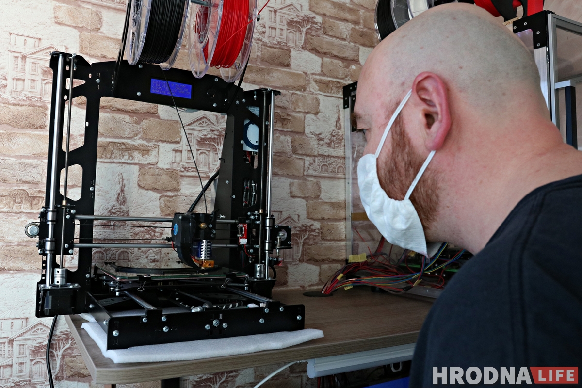 "Урачы на перадавой, нам трэба іх абараніць". Як гродзенцы робяць для медыкаў ахоўныя экраны "Урачы на перадавой, нам трэба іх абараніць". Як гродзенцы робяць для медыкаў ахоўныя экраны